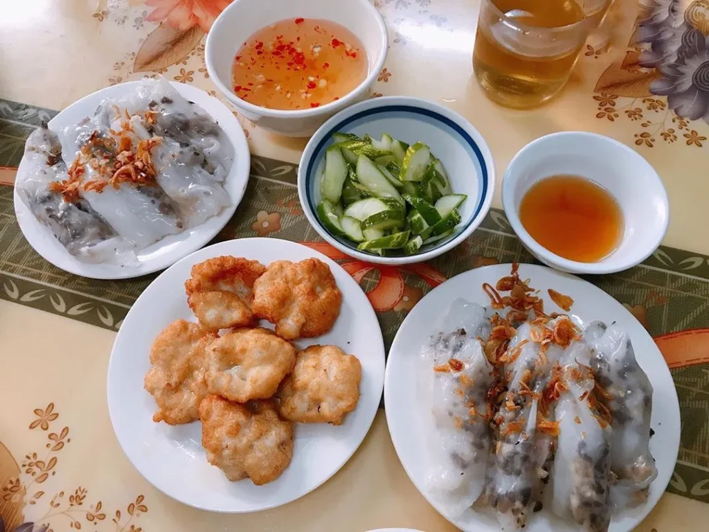 deciphering-the-irresistible-charm-of-steamed-rice-rolls-with-fried-squid-cakes