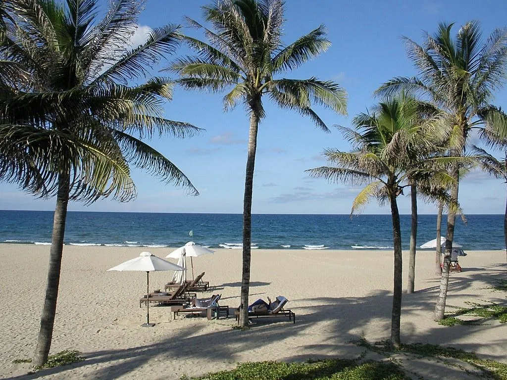 detailed-comparison-of-2-hottest-beaches-in-da-nang-my-khe-vs-non-nuoc
