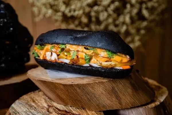 hunting-for-the-legendary-late-night-banh-mi-stalls-of-hanoi