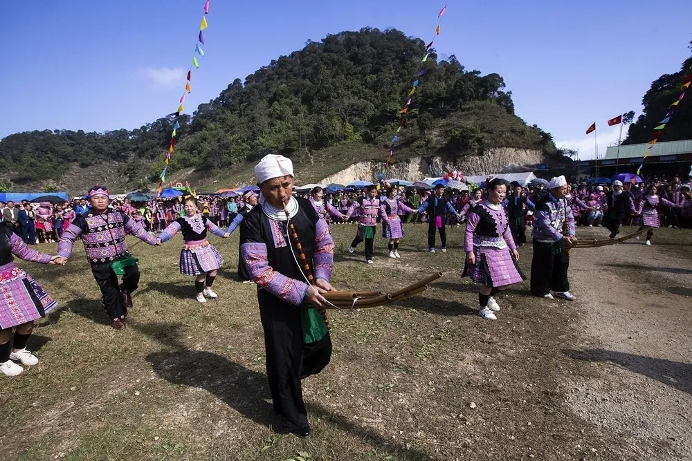 chuyen-chua-ke-ve-le-hoi-gau-tao-nghi-le-tam-linh-gay-chan-dong